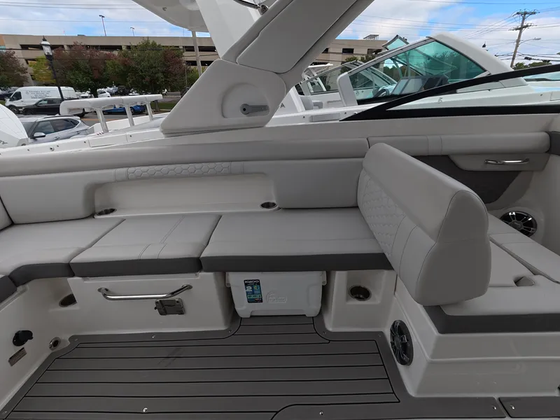 Slide: The Image of Sea Ray SDX 290 Outboard 2022 - 7