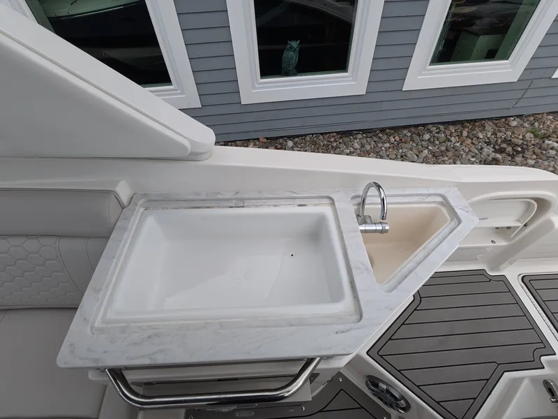 Slide: The Image of Sea Ray SDX 290 Outboard 2022 - 10