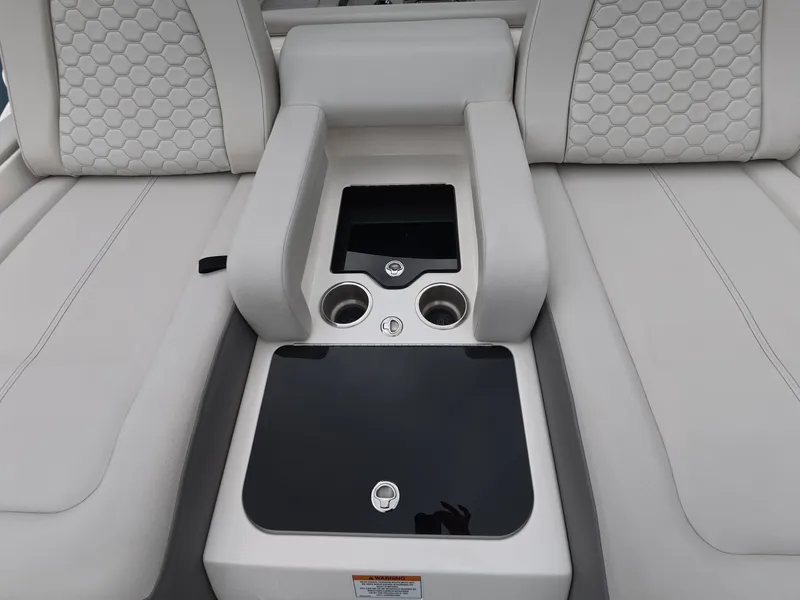 Slide: The Image of Sea Ray SDX 290 Outboard 2022 - 3