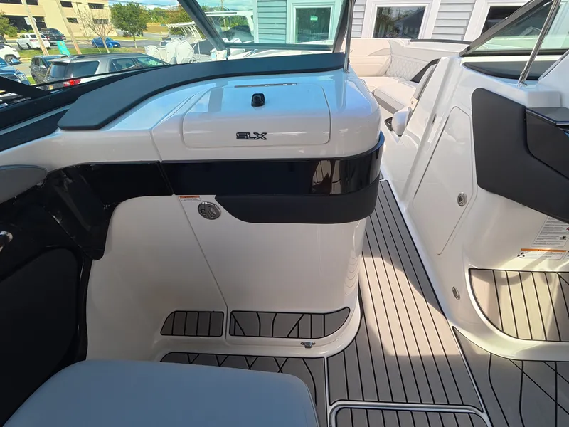 Slide: The Image of Sea Ray SLX 280 Outboard 2027 - 13
