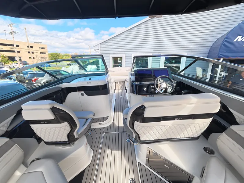 Slide: The Image of Sea Ray SLX 280 Outboard 2027 - 10