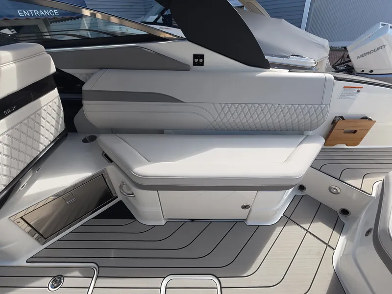Slide: The Image of Sea Ray SLX 280 Outboard 2027 - 9