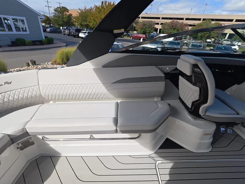 Slide: The Image of Sea Ray SLX 280 Outboard 2027 - 8