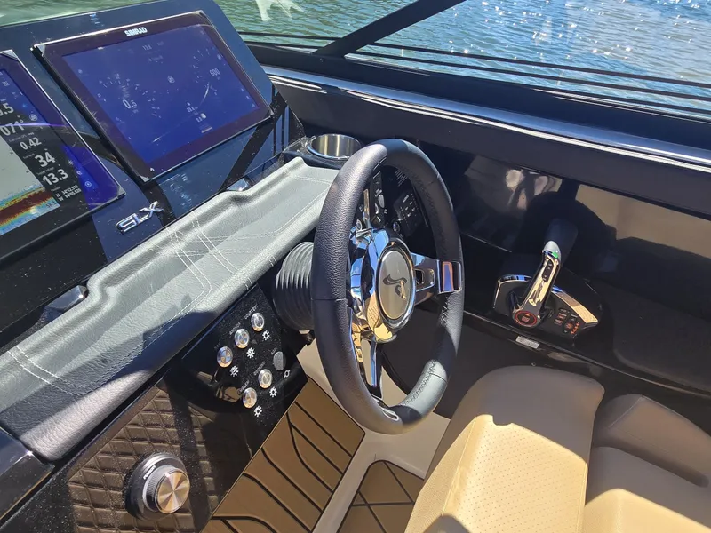 Slide: The Image of Sea Ray SLX 280 2027 - 23