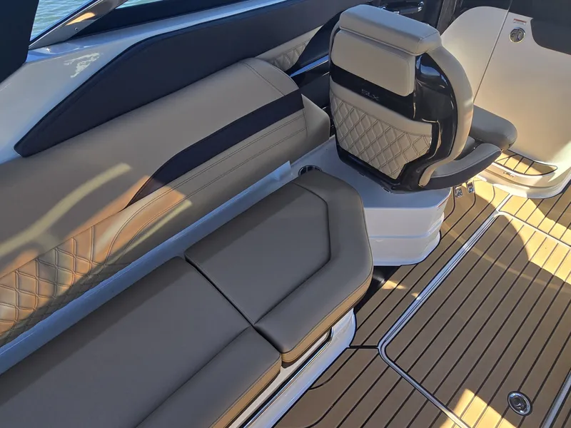 Slide: The Image of Sea Ray SLX 280 2027 - 15
