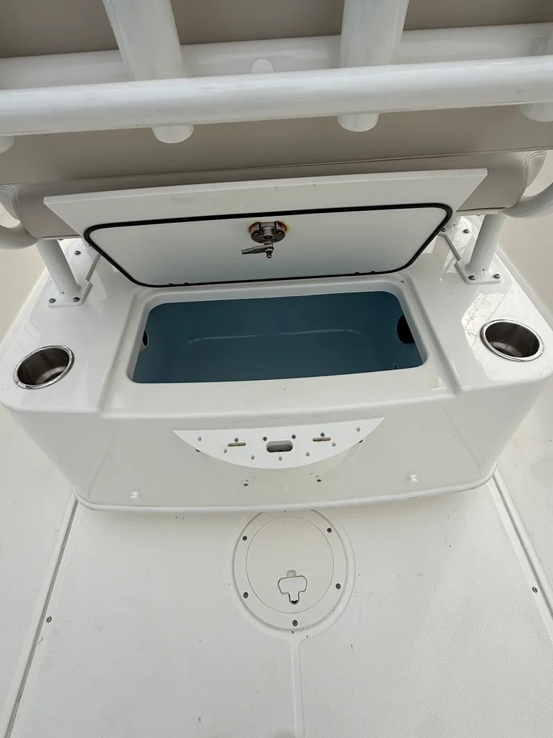 Slide: The Image of Boston Whaler 210 MONTAUK 2025 - 22