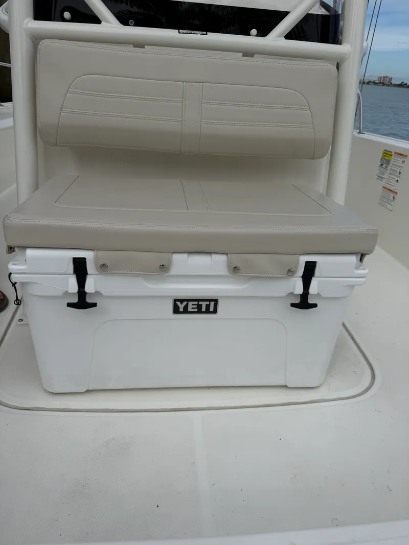 Slide: The Image of Boston Whaler 210 MONTAUK 2025 - 18