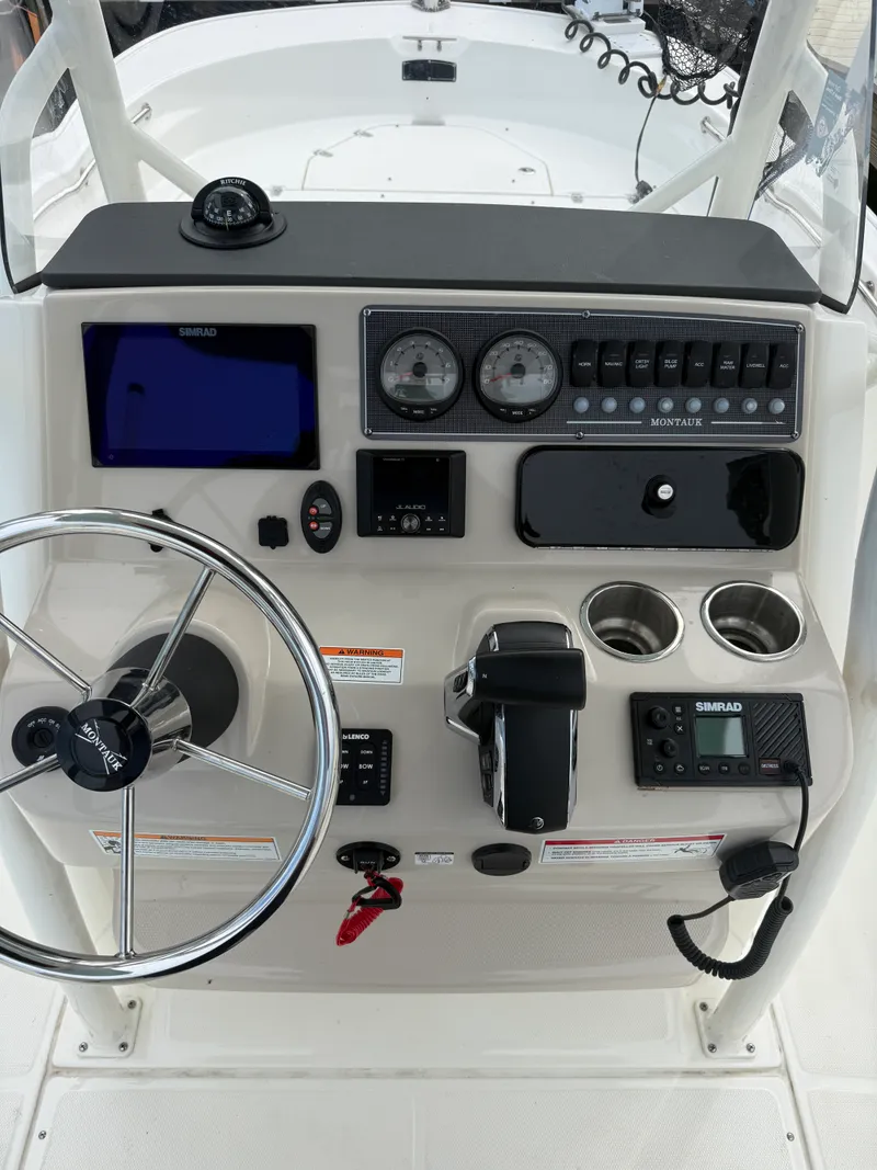 Slide: The Image of Boston Whaler 210 MONTAUK 2025 - 24
