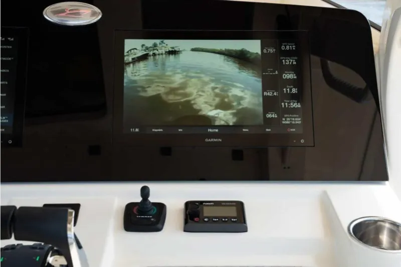 Slide: The Image of Scout 330 LXF 2025 - 35