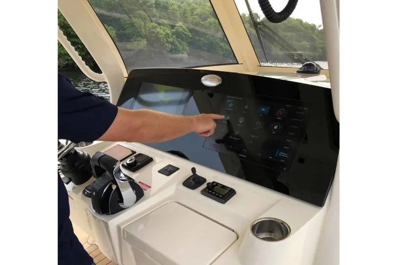 Slide: The Image of Scout 330 LXF 2025 - 8