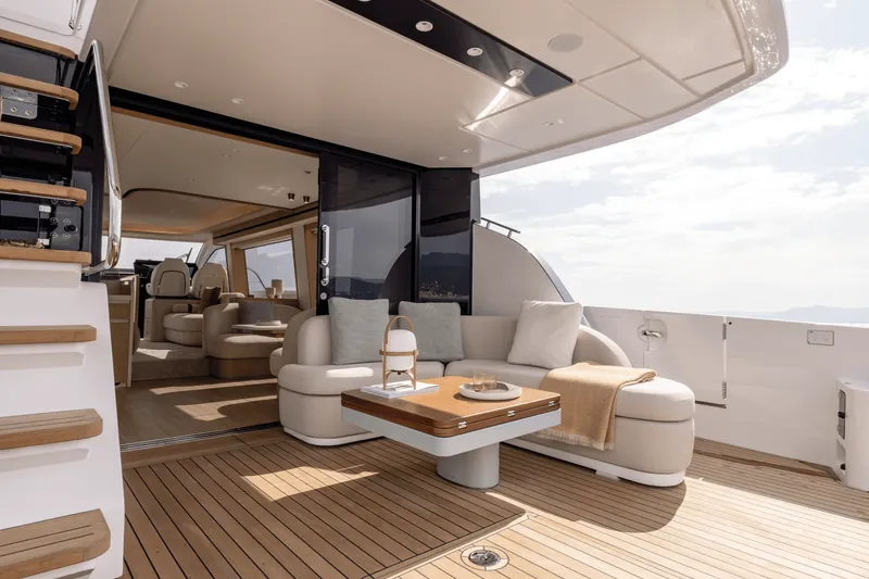 Slide: The Image of Azimut Fly 62 2027 - 8