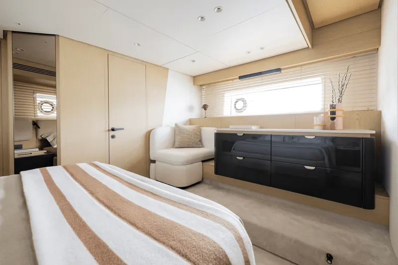 Slide: The Image of Azimut Fly 62 2027 - 14