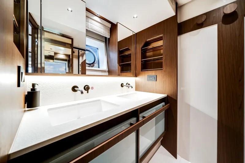 Slide: The Image of Azimut Fly 72 2025 - 34