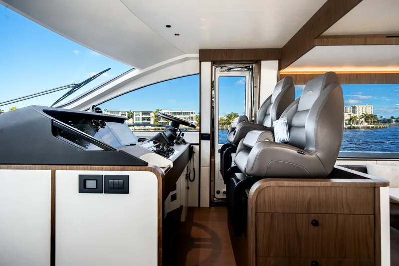 Slide: The Image of Azimut Fly 72 2025 - 55