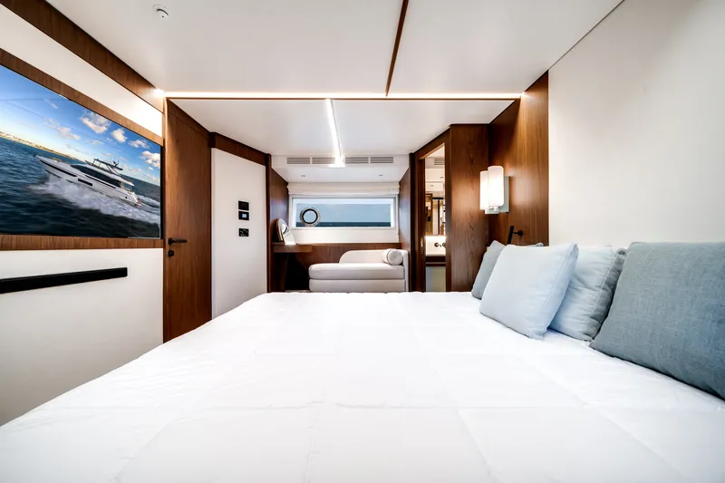 Slide: The Image of Azimut Fly 72 2025 - 33