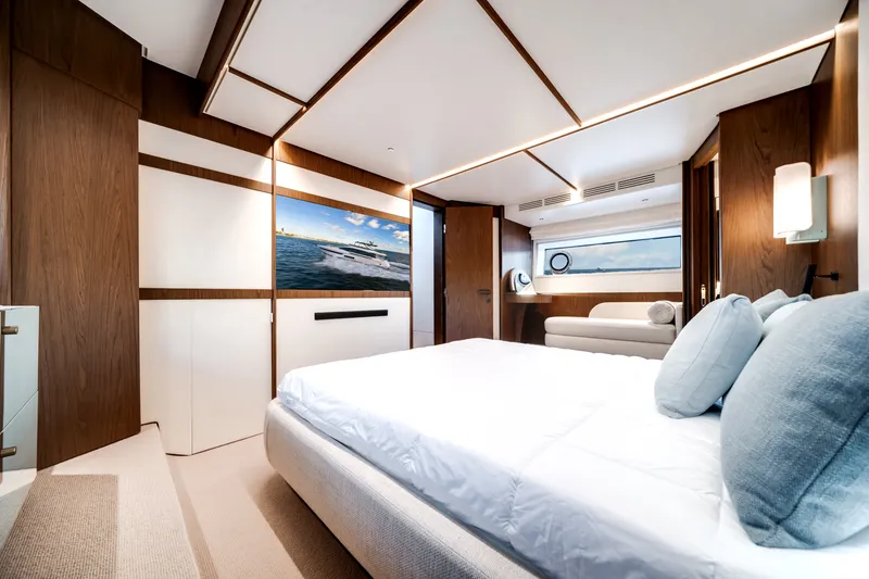 Slide: The Image of Azimut Fly 72 2025 - 29