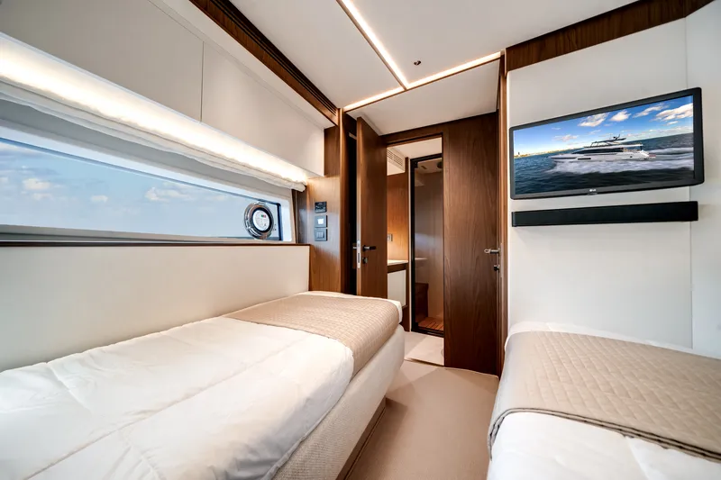 Slide: The Image of Azimut Fly 72 2025 - 25