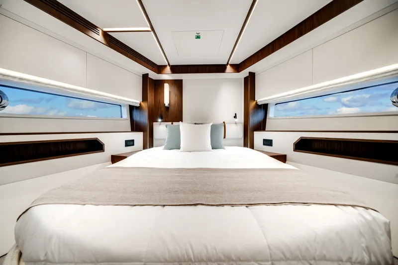 Slide: The Image of Azimut Fly 72 2025 - 16