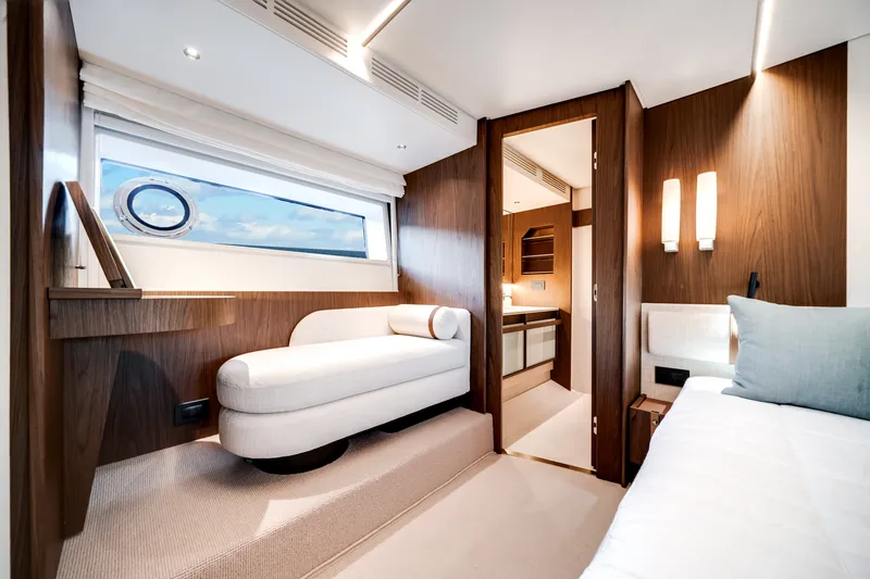 Slide: The Image of Azimut Fly 72 2025 - 30
