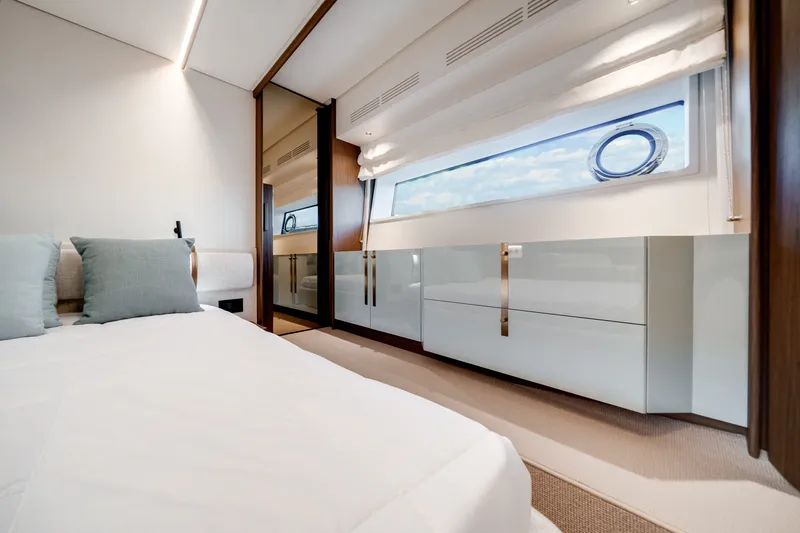 Slide: The Image of Azimut Fly 72 2025 - 31