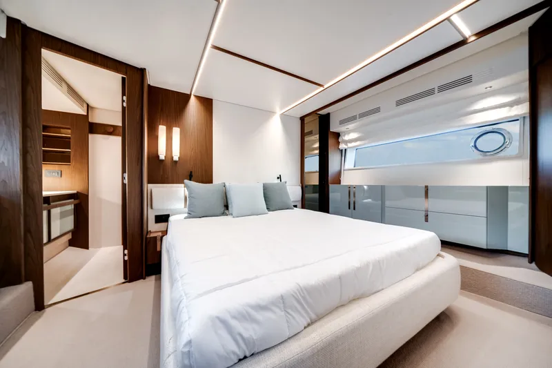 Slide: The Image of Azimut Fly 72 2025 - 27