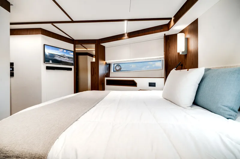 Slide: The Image of Azimut Fly 72 2025 - 17