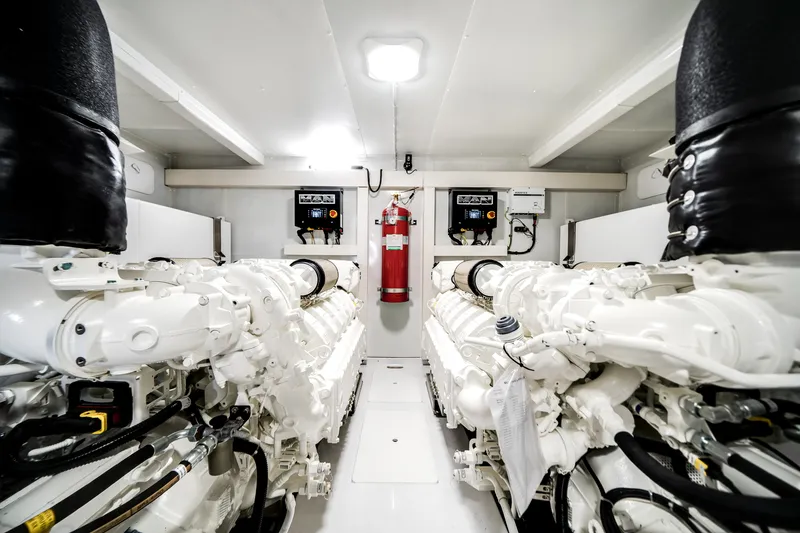 Slide: The Image of Azimut Fly 72 2025 - 80