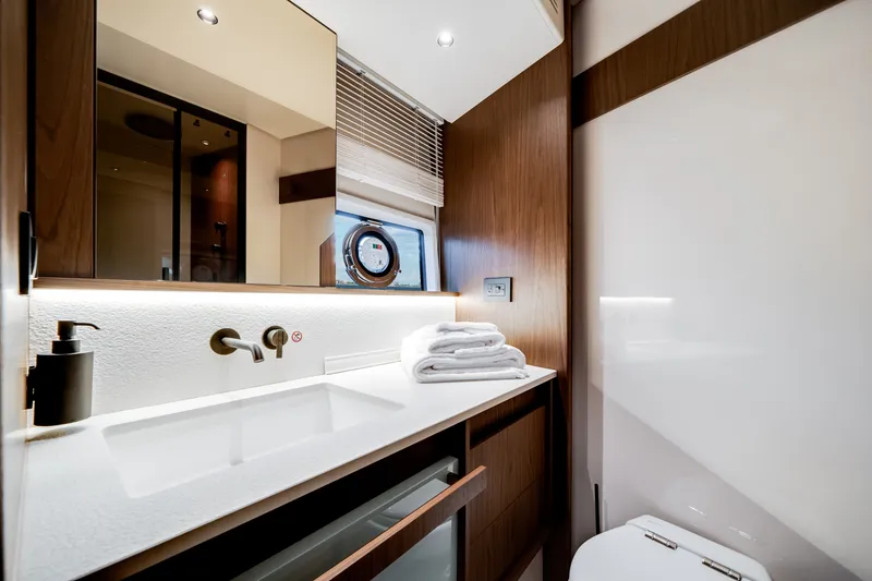 Slide: The Image of Azimut Fly 72 2025 - 19