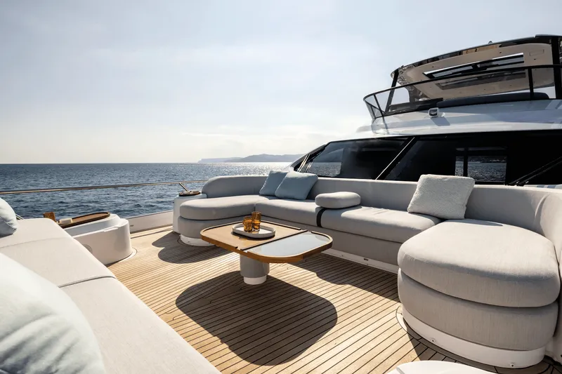 Slide: The Image of Azimut Fly 72 2025 - 9