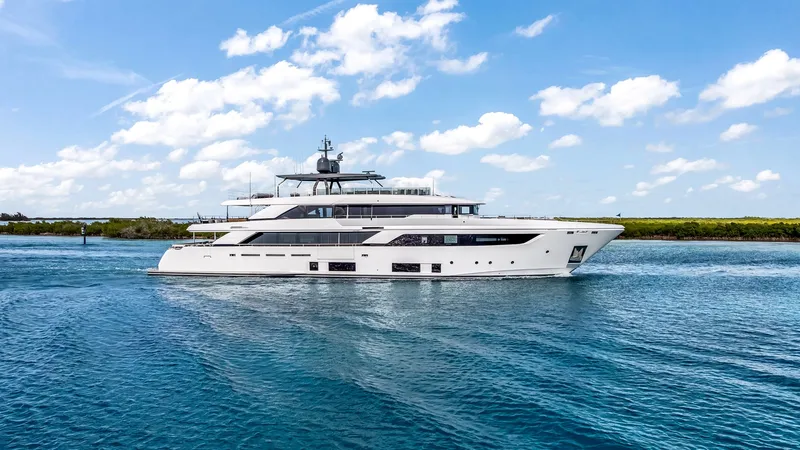 Slide: The Image of Custom NAVETTA 42 2023 - 1