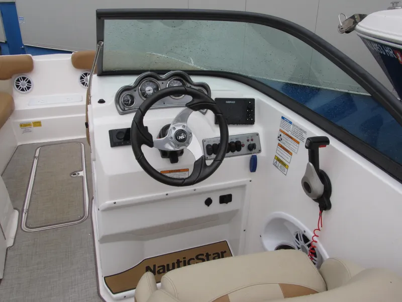 The Image of NauticStar 223 DC Deck 2023 - 0
