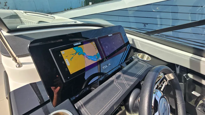 Slide: The Image of Sea Ray SLX 260 Outboard 2024 - 19