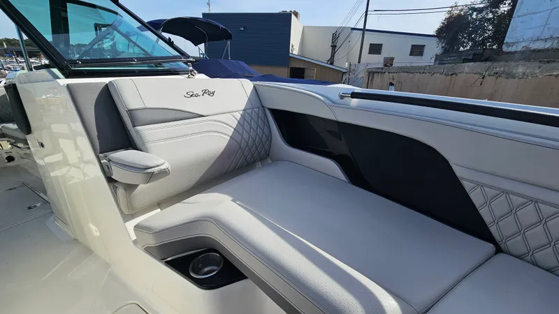 Slide: The Image of Sea Ray SLX 260 Outboard 2024 - 24