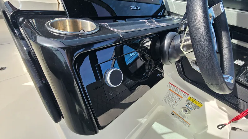 Slide: The Image of Sea Ray SLX 260 Outboard 2024 - 21