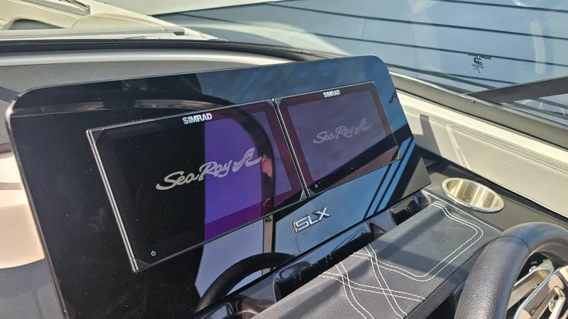 Slide: The Image of Sea Ray SLX 260 Outboard 2024 - 18