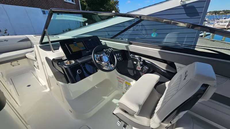 Slide: The Image of Sea Ray SLX 260 Outboard 2024 - 17