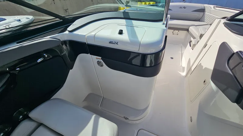 Slide: The Image of Sea Ray SLX 260 Outboard 2024 - 15