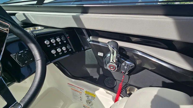 Slide: The Image of Sea Ray SLX 260 Outboard 2024 - 20