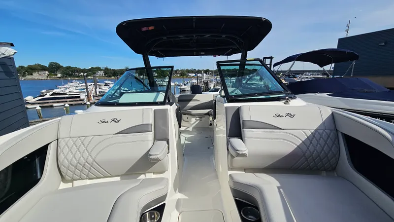 Slide: The Image of Sea Ray SLX 260 Outboard 2024 - 26