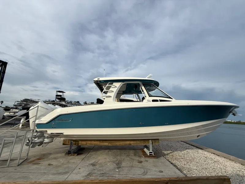 The Image of Boston Whaler 350 Realm 2027 - 0