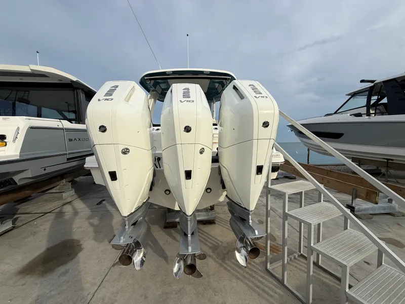 Slide: The Image of Boston Whaler 350 Realm 2027 - 4