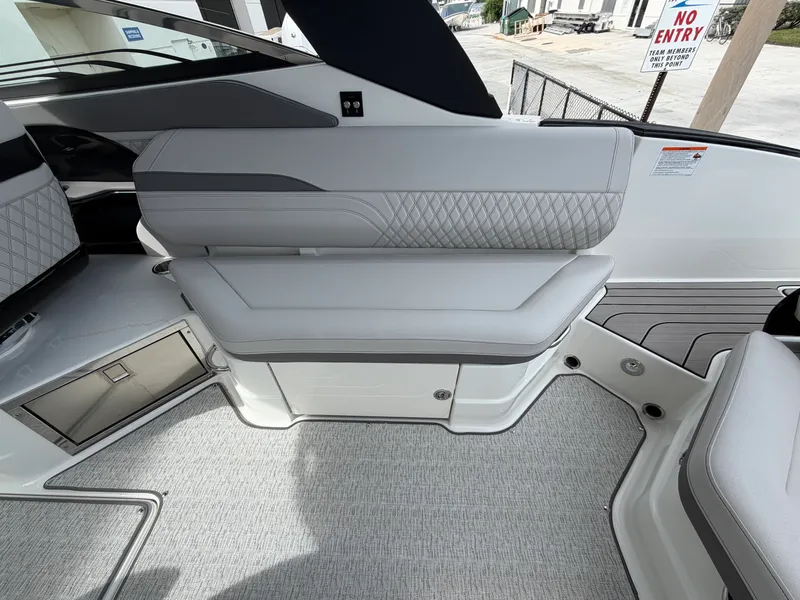 Slide: The Image of Sea Ray SLX 280 Outboard 2027 - 14