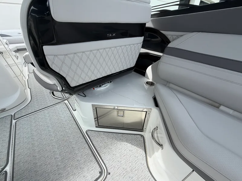Slide: The Image of Sea Ray SLX 280 Outboard 2027 - 15