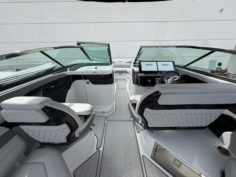 Slide: The Image of Sea Ray SLX 280 Outboard 2027 - 16