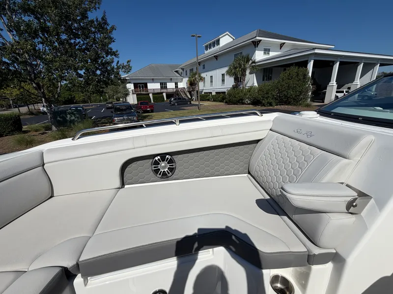 Slide: The Image of Sea Ray 290 SDX 2023 - 29