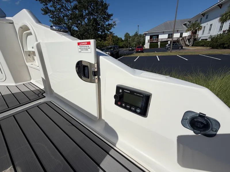 Slide: The Image of Sea Ray 290 SDX 2023 - 9