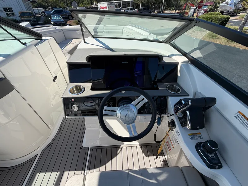Slide: The Image of Sea Ray 290 SDX 2023 - 21