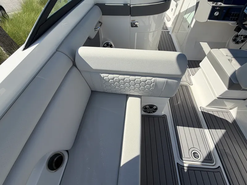 Slide: The Image of Sea Ray 290 SDX 2023 - 14