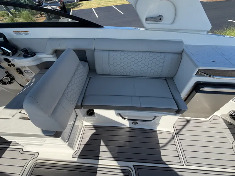 Slide: The Image of Sea Ray 290 SDX 2023 - 15