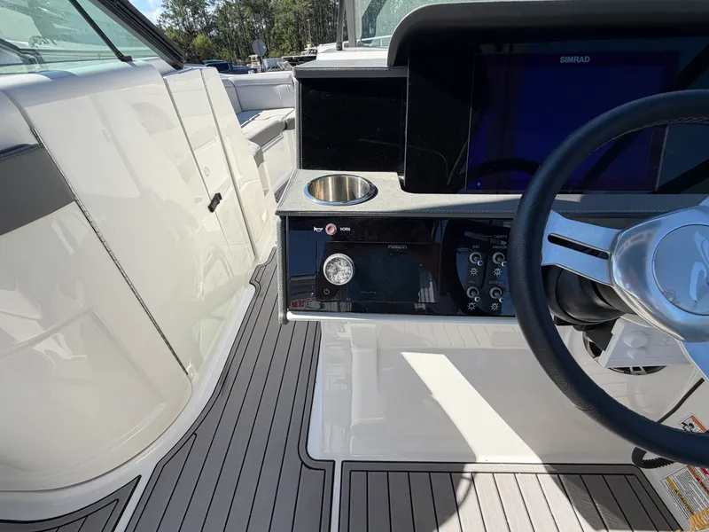 Slide: The Image of Sea Ray 290 SDX 2023 - 27